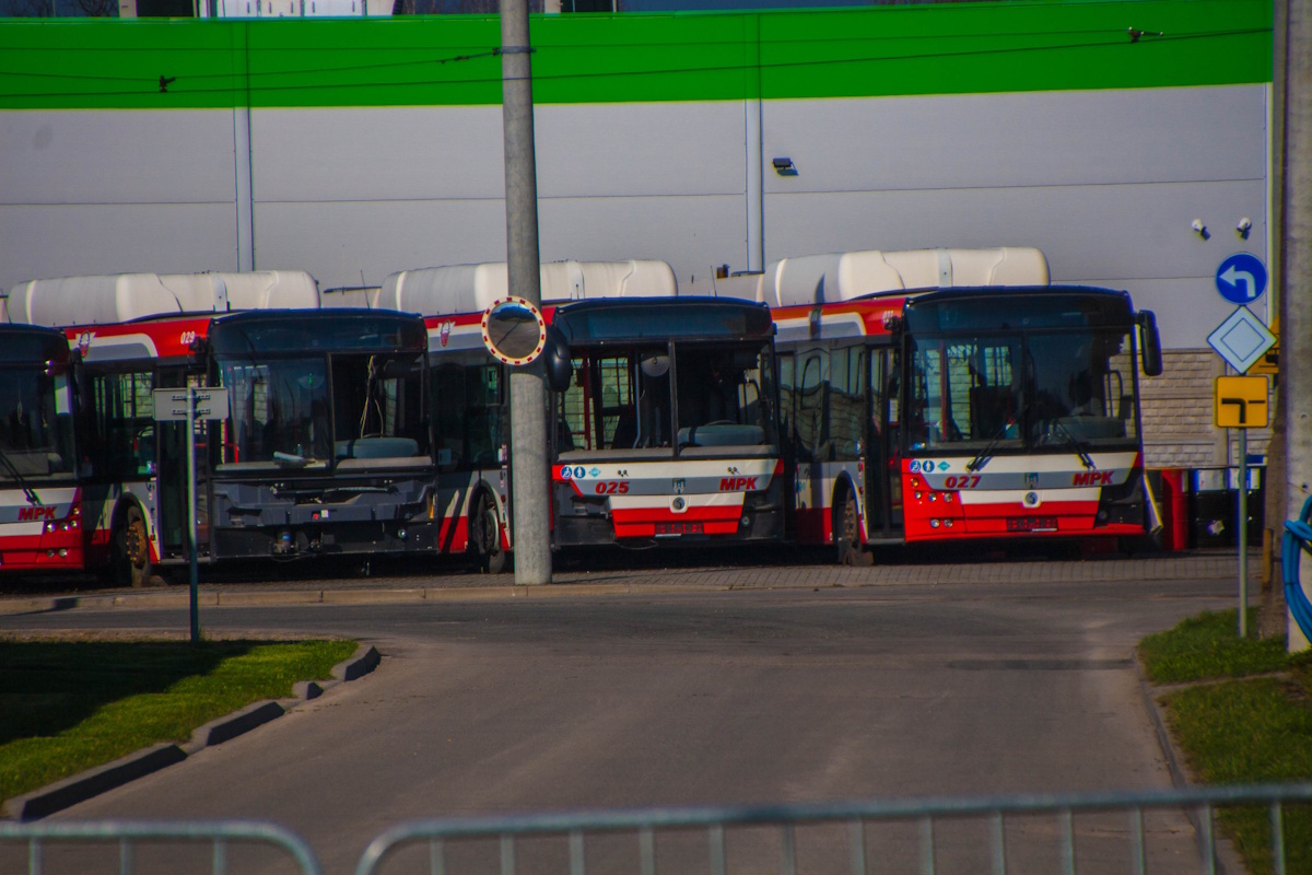 3 odstawione autobusy Solbus SM12HL Hybrid CNG nr 029, 025 i 027